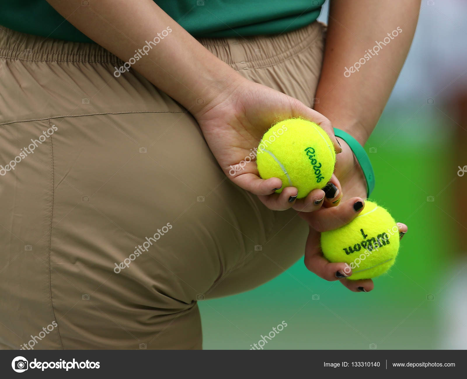Vruchtbaar Dekking minstens Ball girl holding Wilson tennis ball during match of the Rio 2016 Olympic  Games at the Olympic Tennis Centre – Stock Editorial Photo © zhukovsky  #133310140