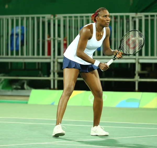 Campione olimpico Venus Williams degli Stati Uniti in azione durante la partita di doppio primo turno dei Giochi Olimpici di Rio 2016 — Foto Stock