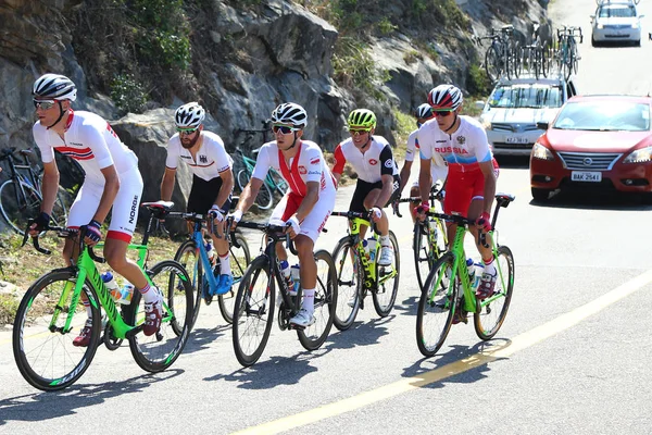 Cyclistes roulent pendant Rio 2016 Cyclisme Olympique Compétition sur route des Jeux Olympiques de Rio 2016 à Rio de Janeiro — Photo