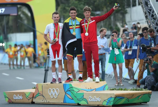 Rafal Majka POL (L), le champion olympique Greg Van Avermaet BEL et Jakob Fuglsang DEN lors de la cérémonie de remise des médailles de cyclisme sur route des Jeux Olympiques de Rio 2016 — Photo