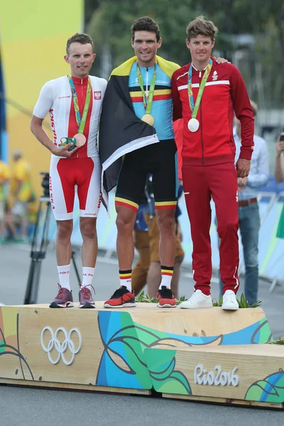 Rafal Majka POL (L), campeón olímpico Greg Van Avermaet BEL y Jakob Fuglsang DEN durante la ceremonia de medalla de ciclismo masculino de los Juegos Olímpicos de Río 2016 — Foto de Stock