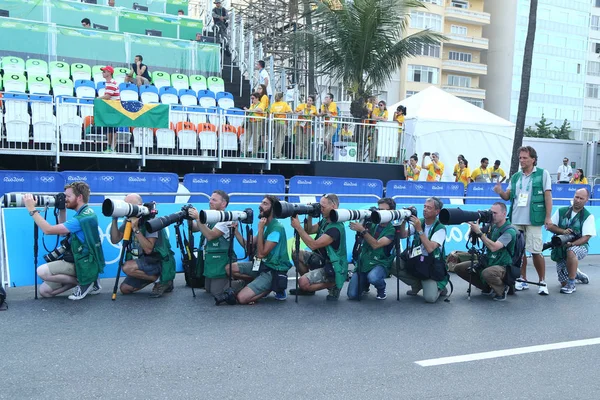 Спортивные фотографы стреляют на финишной прямой во время соревнований по велоспорту на шоссе Рио-2016 — стоковое фото