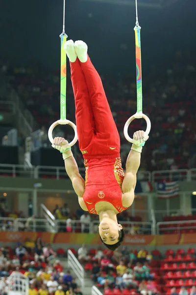 Gimnastyk Hao Chin konkuruje o mężczyzn pierścienie końcowe na gimnastyce konkurencji Igrzyska Olimpijskie w Rio 2016 — Zdjęcie stockowe