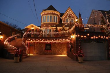Noel evi dekorasyon ışıklar Dyker Heights banliyö Brooklyn mahallede görüntülemek