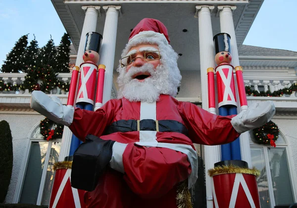 Christmas house decoration lights display in the suburban Brooklyn neighborhood of Dyker Heights — Stock Photo, Image