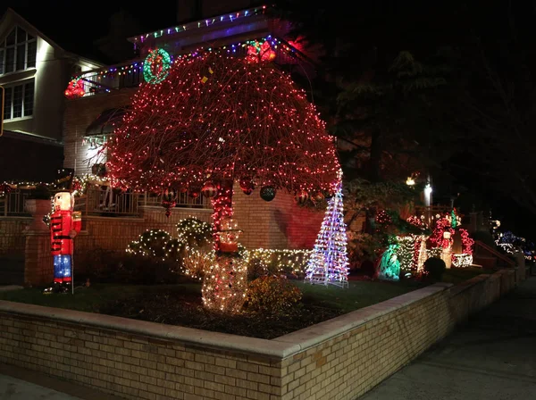 Noel evi dekorasyon ışıklar Dyker Heights banliyö Brooklyn mahallede görüntülemek — Stok fotoğraf