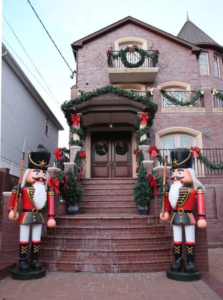 Exhibición de luces de decoración de casas de Navidad en el barrio suburbano de Dyker Heights en Brooklyn —  Fotos de Stock