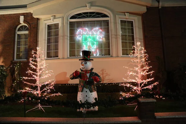 Exhibición de luces de decoración de casas de Navidad en el barrio suburbano de Dyker Heights en Brooklyn — Foto de Stock