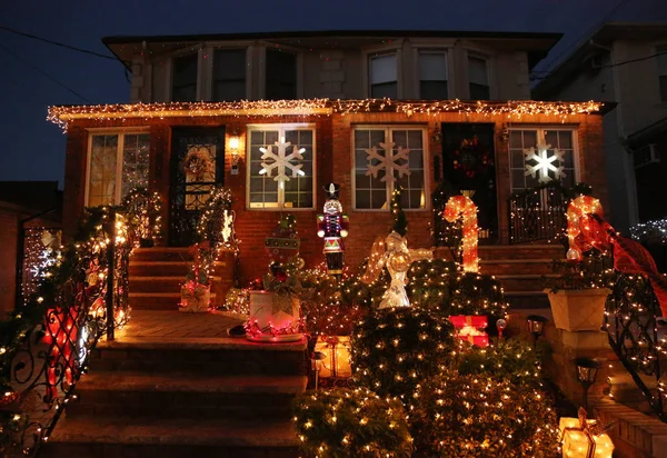 Exhibición de luces de decoración de casas de Navidad en el barrio suburbano de Dyker Heights en Brooklyn — Foto de Stock