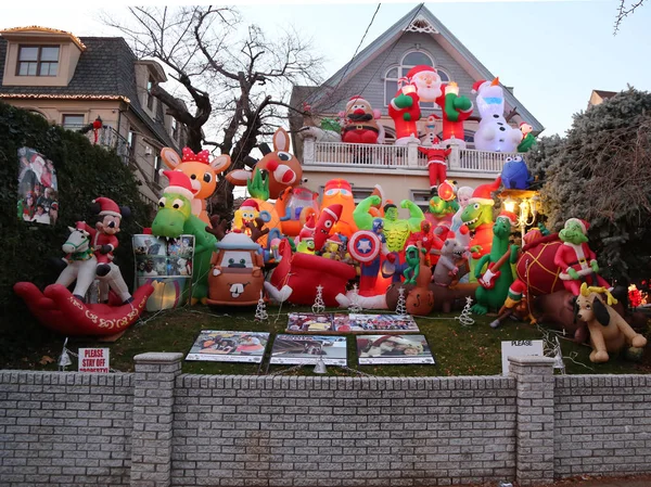 Exhibición de luces de decoración de casas de Navidad en el barrio suburbano de Dyker Heights en Brooklyn —  Fotos de Stock