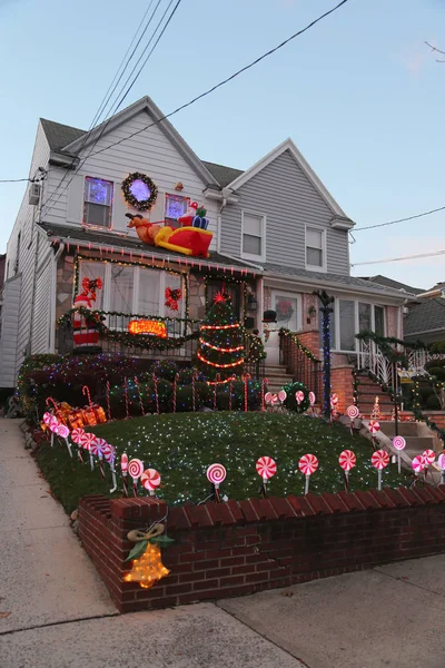 Hus dekoration julbelysning visas i förortsområde Dyker Heights i Brooklyn — Stockfoto