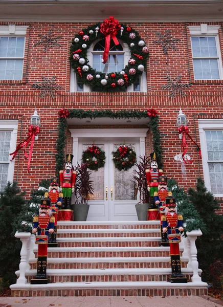 Exhibición de luces de decoración de casas de Navidad en el barrio suburbano de Dyker Heights en Brooklyn — Foto de Stock