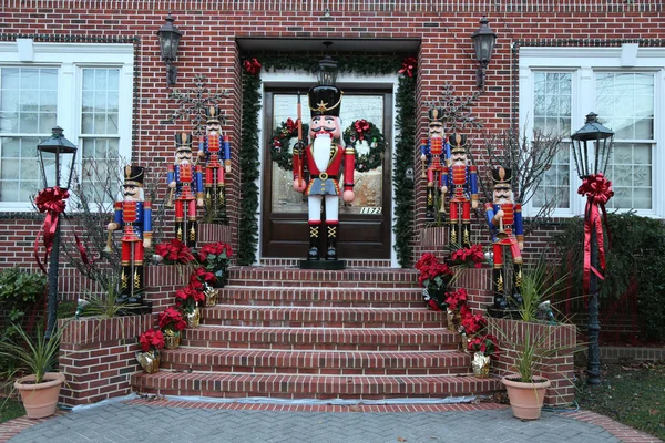 Exhibición de luces de decoración de casas de Navidad en el barrio suburbano de Dyker Heights en Brooklyn — Foto de Stock