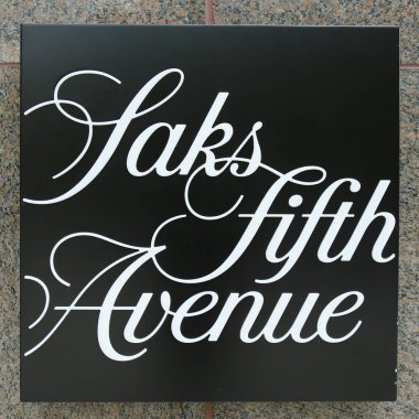 Saks Fifth Avenue işareti Manhattan, New York'ta depolamak..
