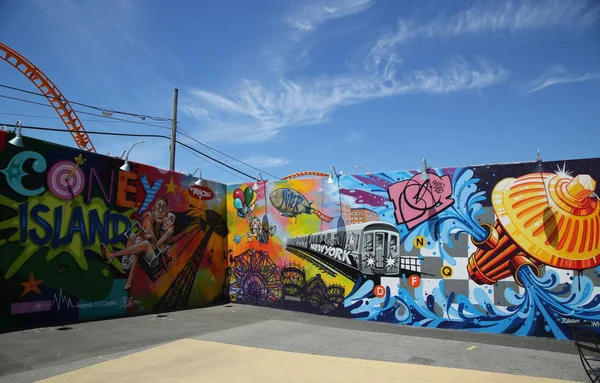 Arte mural nas paredes de arte Coney na seção Coney Island de Brooklyn — Fotografia de Stock