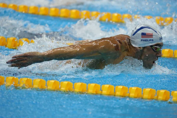 Campeón olímpico Michael Phelps de Estados Unidos nada los 200m mariposa masculina Heat 3 of Rio 2016 Juegos Olímpicos — Foto de Stock