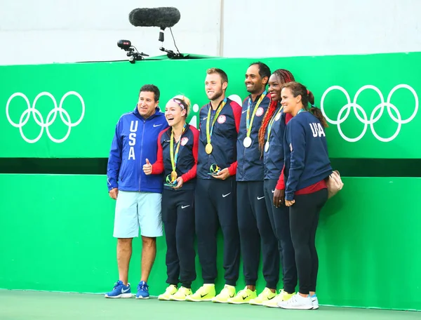 Equipo de EE.UU. mixta duplica jugadores de tenis y entrenadores después de la ceremonia de medalla de los Juegos Olímpicos de Río 2016 — Foto de Stock