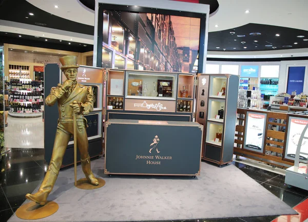 Johnnie Walker whiskies en exhibición en la zona Duty Free de Dubai en el Aeropuerto Internacional de Dubái — Foto de Stock