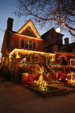 Noel evi dekorasyon ışıklar Dyker Heights banliyö Brooklyn mahallede görüntülemek