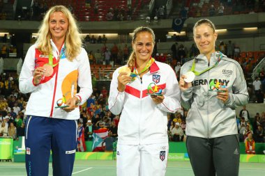 Petra Kvitova Cze (L), Monica Puig Pur ve sonra Tenis Bayanlar Tekler final Rio 2016 Olimpiyat Oyunları madalya töreni sırasında Angelique Kerber Ger