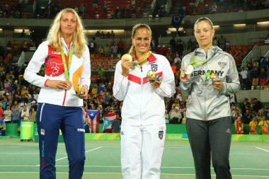 Petra Kvitova Cze (L), Monica Puig Pur ve sonra Tenis Bayanlar Tekler final Rio 2016 Olimpiyat Oyunları madalya töreni sırasında Angelique Kerber Ger