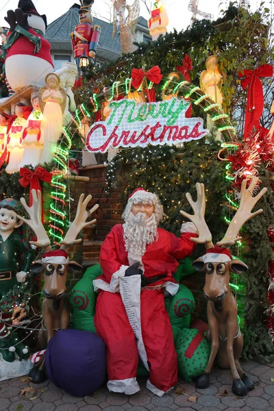 Christmas house decoration lights display in the suburban Brooklyn neighborhood of Dyker Heights — Stock Photo, Image