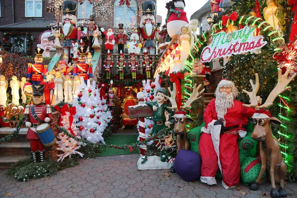 Exhibición de luces de decoración de casas de Navidad en el barrio suburbano de Dyker Heights en Brooklyn —  Fotos de Stock