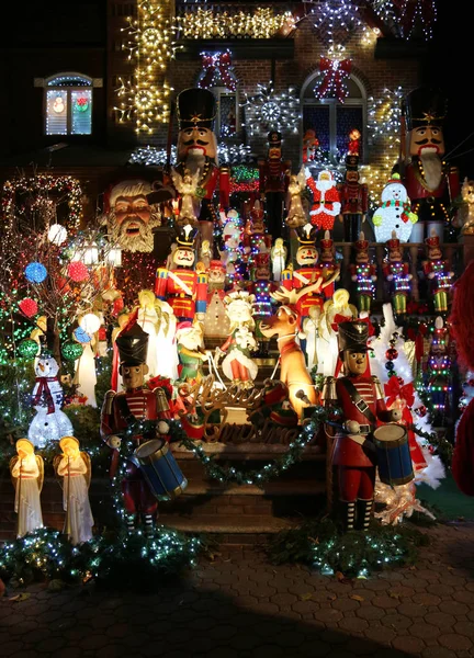 Christmas house decoration lights display in the suburban Brooklyn neighborhood of Dyker Heights — Stock Photo, Image