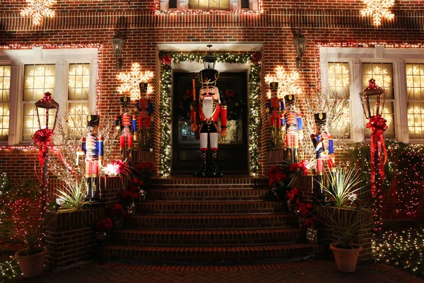 Відображення Різдвяні вогні прикраса будинку в приміському околиці Брукліна Dyker висот — стокове фото