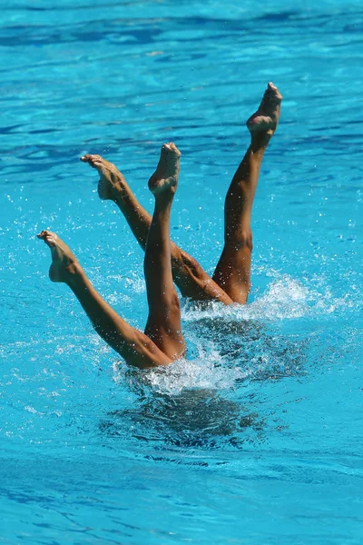 Dueto de natação sincronizado durante a competição — Fotografia de Stock