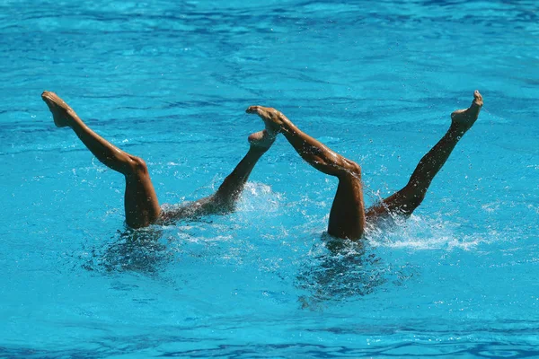 Синхронный плавательный дуэт во время соревнований — стоковое фото