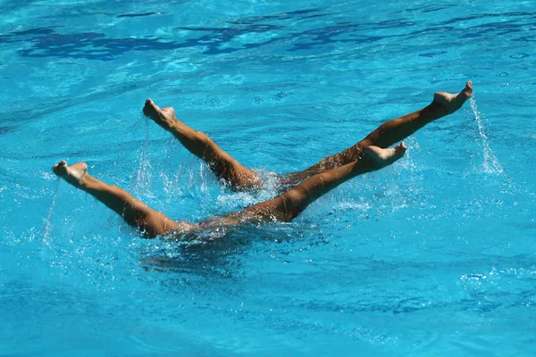 Synchronized swimming duet during competition — Stock Photo, Image