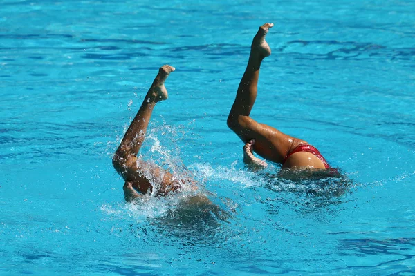 Synchronizované plavání duet během soutěže — Stock fotografie
