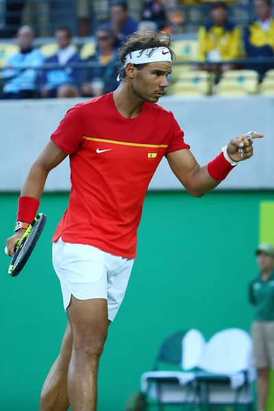 Campeón Olímpico Rafael Nadal de España en acción durante la semifinal individual masculina de los Juegos Olímpicos de Río 2016 en el Centro Olímpico de Tenis — Foto de Stock