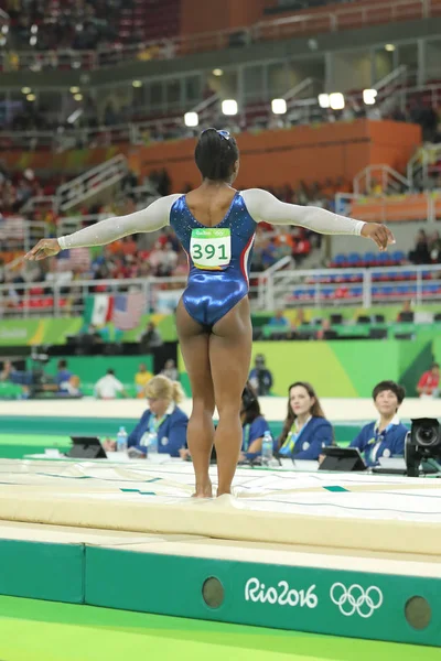 Olympisk mästare Simone Biles av Förenta staterna tävlar ett valv på kvinnors mångkamp i gymnastik vid OS Rio 2016 — Stockfoto