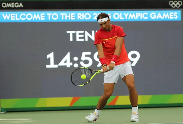 Campeón Olímpico Rafael Nadal de España en la práctica antes de singles masculinos partido de primera ronda de los Juegos Olímpicos de Río 2016 en el Centro Olímpico de Tenis — Foto de Stock