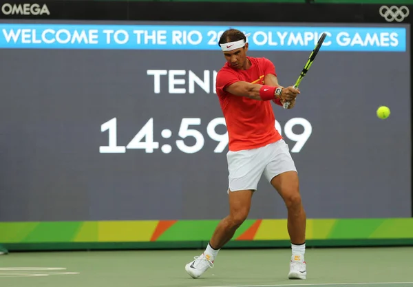 Campeón Olímpico Rafael Nadal de España en la práctica antes de singles masculinos partido de primera ronda de los Juegos Olímpicos de Río 2016 en el Centro Olímpico de Tenis — Foto de Stock