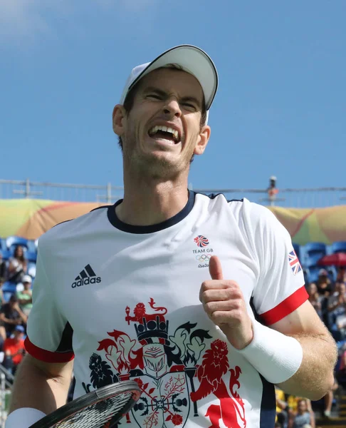 Campeón Olímpico Andy Murray de Gran Bretaña en acción durante cuartos de final individuales masculinos de los Juegos Olímpicos de Río 2016 — Foto de Stock