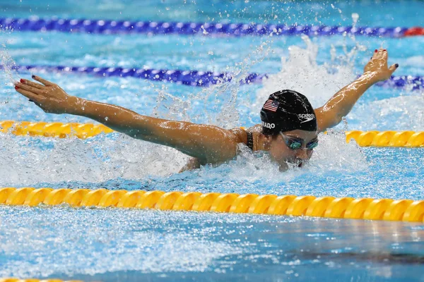 La campeona olímpica Madeline Dirado de Estados Unidos nada los 200m Individual Medley Heat 3 de Rio 2016 Juegos Olímpicos — Foto de Stock