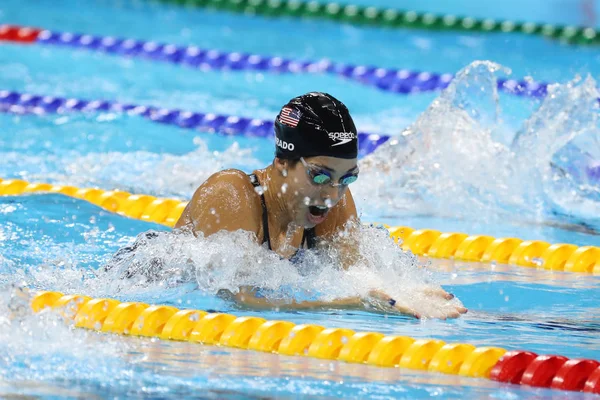 Campeã olímpica Madeline Dirado dos Estados Unidos nada nos 200m feminino Medley Heat individual 3 dos Jogos Olímpicos Rio 2016 — Fotografia de Stock