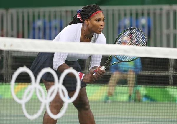 Campeã olímpica Serena Williams dos Estados Unidos em ação durante dupla primeira rodada dos Jogos Olímpicos Rio 2016 — Fotografia de Stock