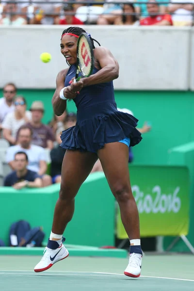 Campeona olímpica Serena Williams de Estados Unidos en acción durante el partido individual de primera ronda de los Juegos Olímpicos de Río 2016 — Foto de Stock