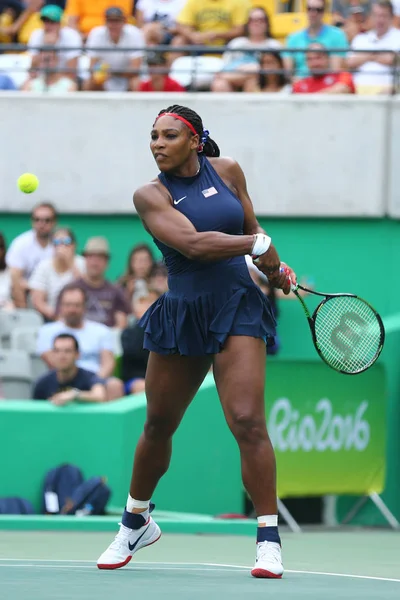 Olympijská vítězka Serena Williamsová z USA v akci při prvním kole zápas dvouhry olympijské hry Rio 2016 — Stock fotografie