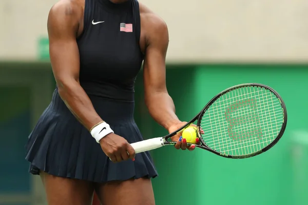 La campeona olímpica Serena Williams de Estados Unidos juega con la raqueta Wilson durante el partido de primera ronda de los Juegos Olímpicos de Río 2016 — Foto de Stock
