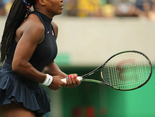 Olympisch kampioen Serena Williams van Verenigde Staten speelt met Wilson racket tijdens eerste ronde wedstrijd van de Olympische spelen Rio 2016 — Stockfoto