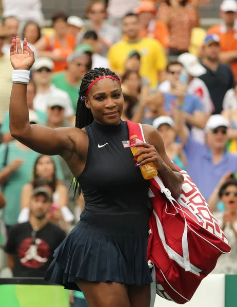 Juara Olimpiade Serena Williams dari Amerika Serikat merayakan kemenangan setelah pertandingan putaran pertama tunggal di Olimpiade Rio 2016 Stok Foto