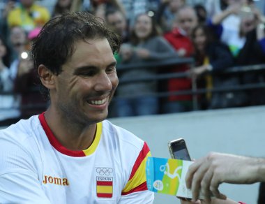 Olimpiyat Şampiyonu İspanya Rafael Nadal imza erkekler tekler yarı final Rio 2016 Olimpiyat Oyunları sonra verir. 