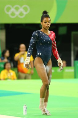 Kadın tüm-çevrede jimnastik yeterlilik Rio 2016 Olimpiyatları sırasında kat egzersiz Olimpiyat Şampiyonu Gabby Douglas Amerika Birleşik Devletleri yarışıyor