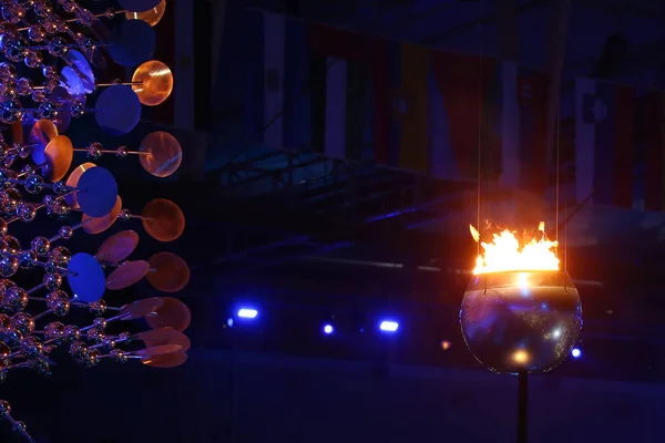 La llama olímpica arde en el estadio olímpico de Maracana durante la ceremonia de apertura de los Juegos Olímpicos de Río 2016 — Foto de Stock