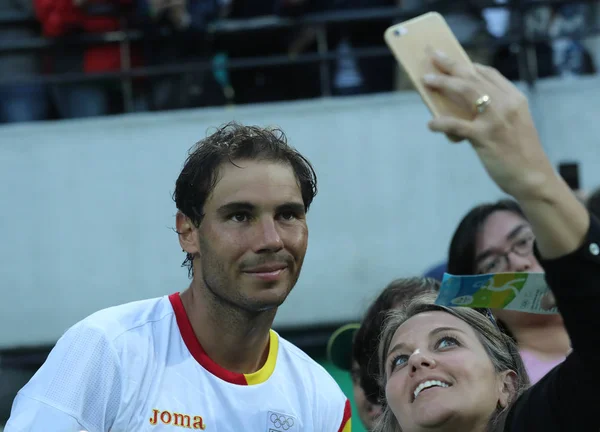 Campeão olímpico Rafael Nadal da Espanha levando selfie com torcedor de tênis após semifinal individual masculino dos Jogos Olímpicos Rio 2016 — Fotografia de Stock